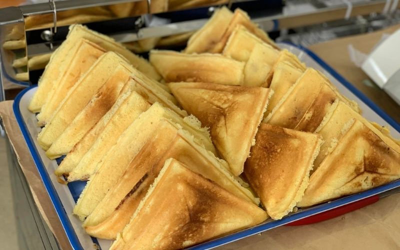 Các món bánh tại Trà Chanh Hotdog Hàng Xanh có hương vị thơm ngon, hấp dẫn