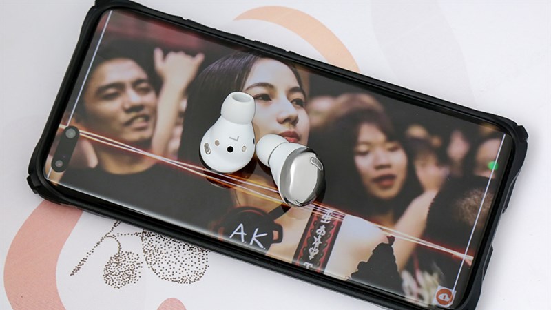 Loa được tinh chỉnh bởi AKG cho Galaxy Buds Pro khả năng mang lại âm thanh chân thực, giúp bạn tân hưởng nhiều thể loại nhạc khác nhau. Loa được tinh chỉnh bởi AKG cho Galaxy Buds Pro khả năng mang lại âm thanh chân thực, giúp bạn tân hưởng nhiều thể loại nhạc khác nhau.