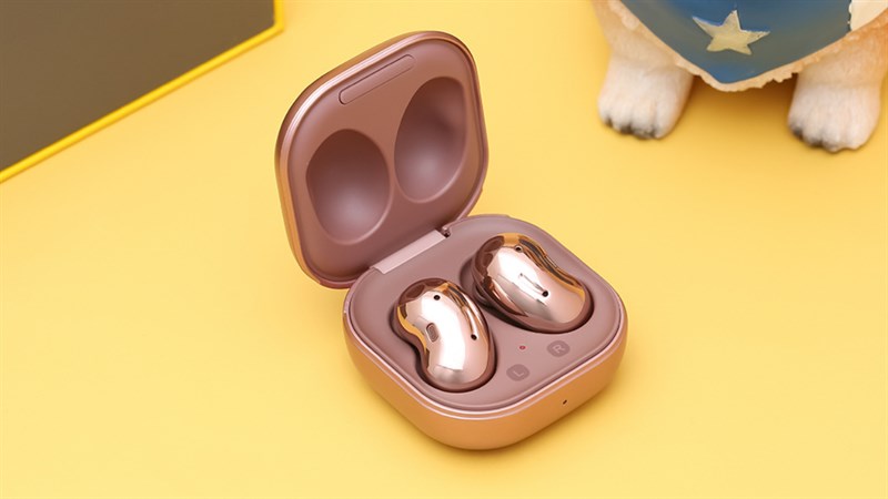 Samsung Galaxy Buds Live R180 Gold chính là một trong những mẫu tai nghe Samsung đáng mua nhất ở thời điểm hiện tại. Samsung Galaxy Buds Live R180 Gold chính là một trong những mẫu tai nghe Samsung đáng mua nhất ở thời điểm hiện tại.