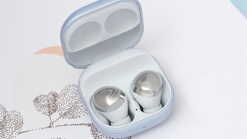 Màu bạc trang nhã và tinh tế chính là điểm thu hút của Galaxy Buds Pro . Màu bạc trang nhã và tinh tế chính là điểm thu hút của Galaxy Buds Pro .