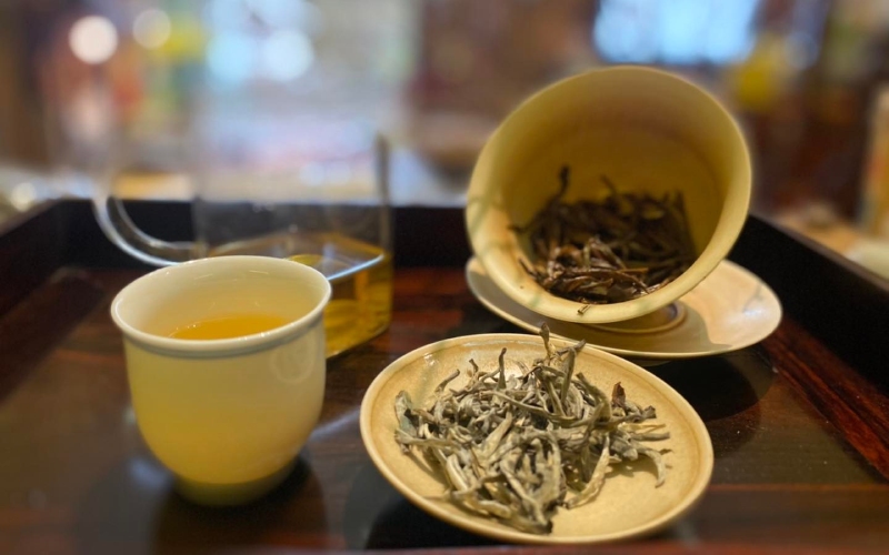 Quán chỉ phục vụ các loại trà cổ thụ Tây Bắc