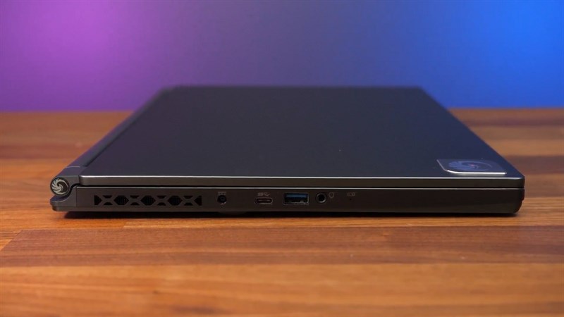 Cạnh trái của MSI Delta 15 với cổng sạc, cổng USB-C 3.2 thế hệ 2, cổng USB-A 3.2 thế hệ 2, jack tai nghe 3.5 mm và đèn báo pin