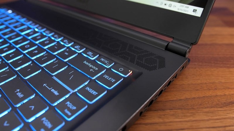 Độ sâu bàn phím khá nông cùng vị trí nút nguồn là một điểm nên cần cải tiến ở MSI Delta 15