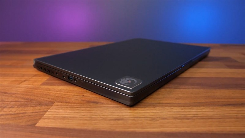 Mặt lưng của MSI Delta 15 khá đơn giản với bề mặt nhám cùng với logo sản phẩm được đặt ở góc máy