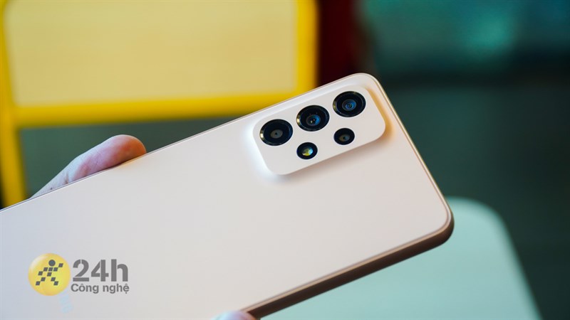 Cụm camera Galaxy A33 5G năm nay được làm đẹp hơn so với thế hệ tiền nhiệm. Cụm camera Galaxy A33 5G năm nay được làm đẹp hơn so với thế hệ tiền nhiệm.