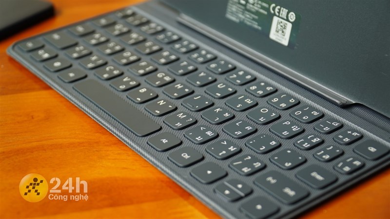 Cận cảnh các phím bấm trên phụ kiện bàn phím của Huawei MatePad. Cận cảnh các phím bấm trên phụ kiện bàn phím của Huawei MatePad.