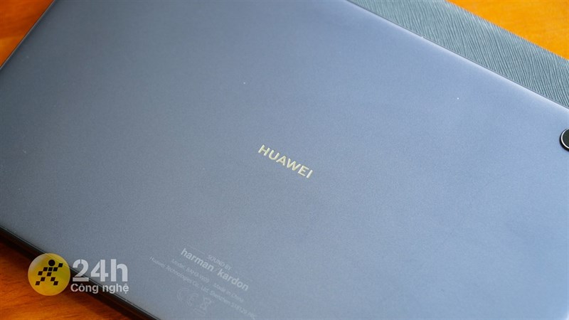 Ở giữa mặt lưng của Huawei MatePad chúng ta sẽ bắt gặp logo 'HUAWEI'ở giữa