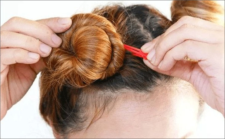 Cách sử dụng máy sấy tóc tạo kiểu đẹp và đơn giản ngay tại nhà > Làm xoăn bằng cách búi nhỏ tóc