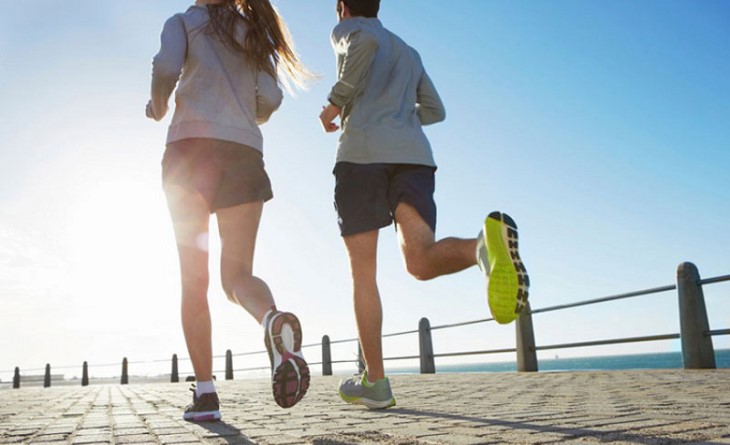 Khi bắt đầu chạy, bạn không nên để bụng đói hoặc nhồi nhét quá nhiều thức ăn vào cơ thể