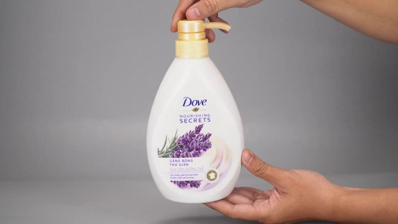 Sữa tắm Dove Nourishing Secrets với hương thảo và hoa oải hương