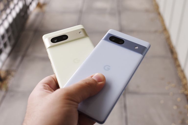 Mặt lưng của Pixel 7a được hoàn thiện từ nhựa. Nguồn: CNET.