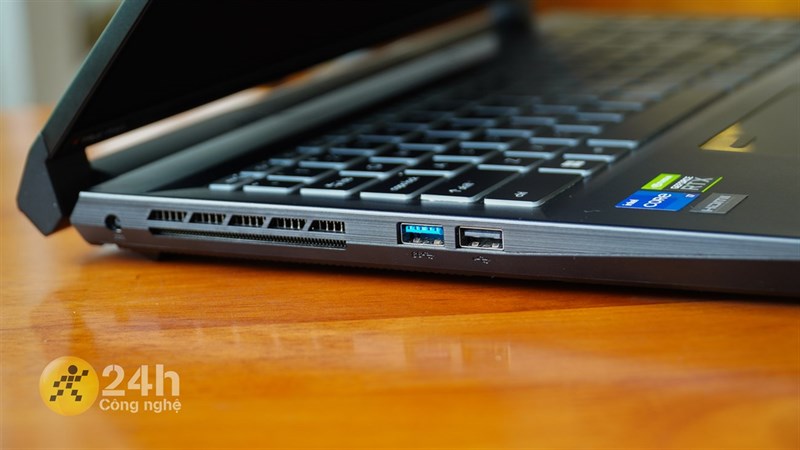 Các cổng kết nối ở cạnh trái của MSI Creator M16 A12UC.