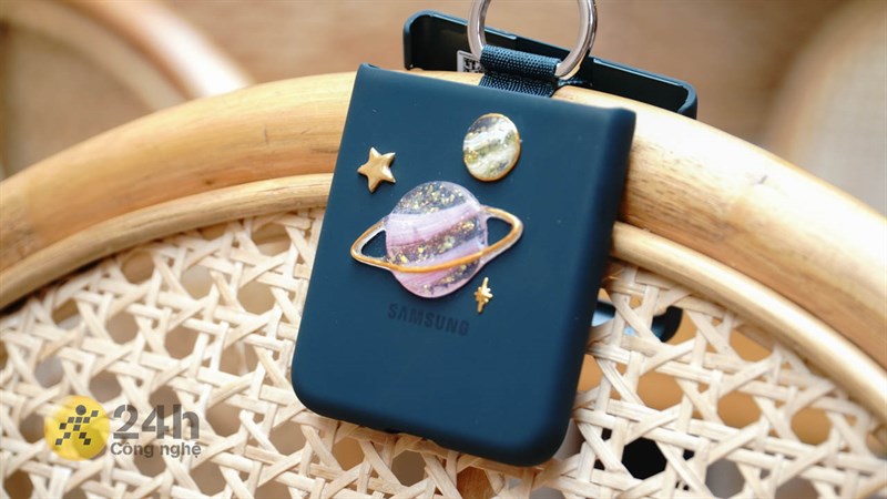 Những món phụ kiện đi kèm, khiến Galaxy Z Flip3 5G trở nên vô cùng nổi bật