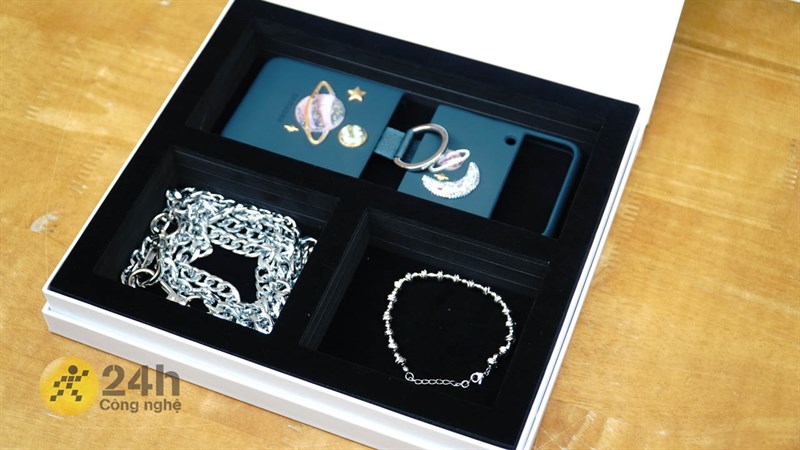 Bên trong hộp quà, là những món phụ kiện vô cùng cuốn hút