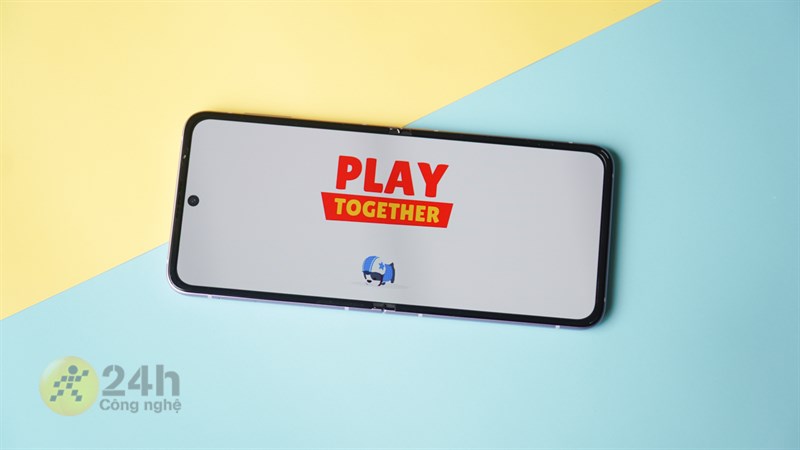 Những tựa game nhẹ nhàng như Play Together, thì Galaxy Z Flip3 5G hoàn toàn có thể xử lý mượt mà