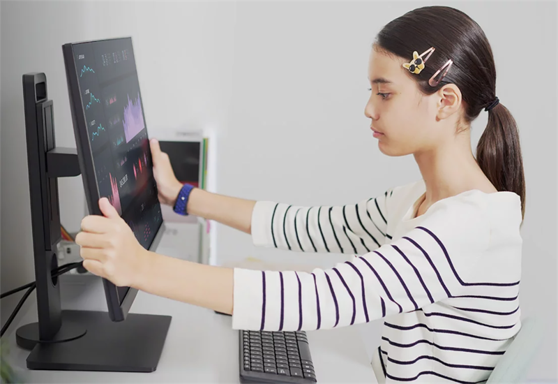 Trẻ có thể tự điều chỉnh độ cao màn hình BenQ GW2480T nhờ chân đế linh hoạt. Nguồn: BenQ.