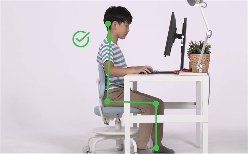 Việc điều chỉnh độ cao màn hình phù hợp sẽ bảo vệ được cột sống của trẻ. Nguồn: BenQ.