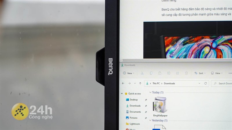 Ở cạnh dưới của màn hình BenQ GW2480T là cảm biến ánh sáng.