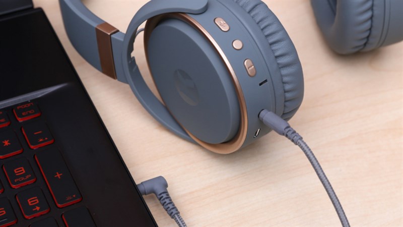 Sản phẩm đi kèm với Jack cắm 3.5 mm giúp bạn kết nối với máy tính hay điện thoại mà không cần sử dụng kết nối Bluetooth. Sản phẩm đi kèm với Jack cắm 3.5 mm giúp bạn kết nối với máy tính hay điện thoại mà không cần sử dụng kết nối Bluetooth.