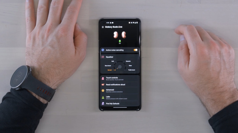 Galaxy Buds Live R180 Gold được trang bị tính năng chống ồn chủ động. Nguồn: Unbox Therapy. 