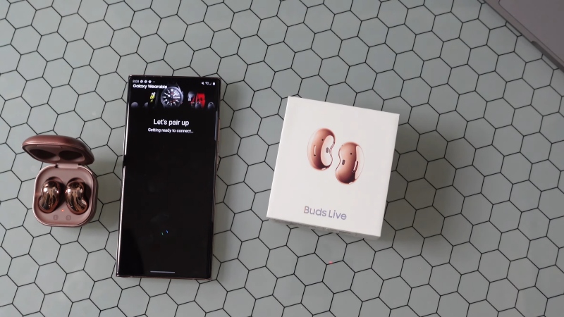 Bạn có thể kết nối Samsung Galaxy Buds Live dễ dàng với thiết bị di động với công nghệ Bluetooth 5.0. Nguồn: Phones And Drones.