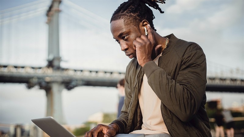 Điều khiển AirPods 2 dễ dàng thông qua cử chỉ chạm. Nguồn: Pexels. 