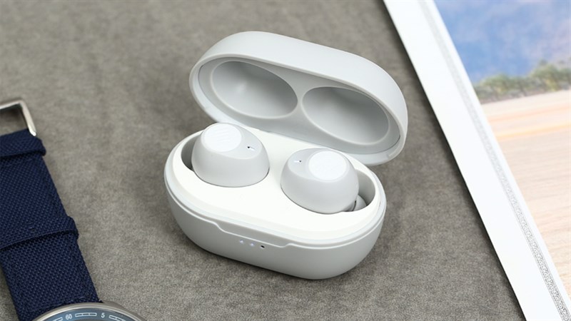 Vỏ kén của JBL T115TWS chỉ mất 2 tiếng đồng hồ để sạc đầy. 