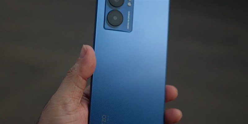 Mặt lưng Narzo 50 5G được làm nhám để hạn chế bám mồ hôi và dấu vân tay