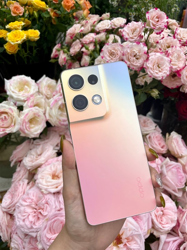 OPPO Reno8 5G trông nổi bật hơn với hiệu ứng chuyển màu gradient