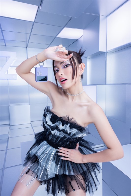 Phiên bản dây đeo ngắn sẽ thích hợp để đeo Galaxy Z Flip3 5G Flex Your Way 2022 lên cổ tay Phiên bản dây đeo ngắn sẽ thích hợp để đeo Galaxy Z Flip3 5G Flex Your Way 2022 lên cổ tay