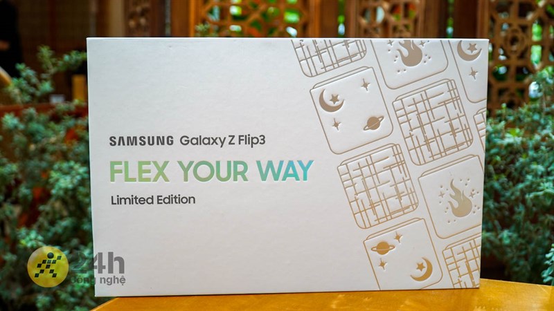 Hộp quà Galaxy Z Flip3 5G Flex Your Way 2022 có tông màu chủ đạo là màu trắng