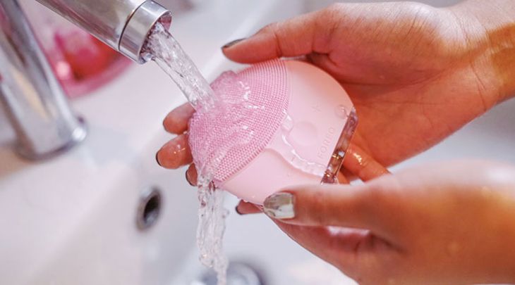 Tại sao dùng máy rửa mặt lên mụn? Cách khắc phục khi dùng máy rửa mặt bị lên mụn > Máy rửa mặt không được vệ sinh sạch sẽ dễ gây mụn cho da