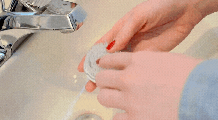 Tại sao dùng máy rửa mặt lên mụn? Cách khắc phục khi dùng máy rửa mặt bị lên mụn > Hạn chế vi khuẩn phát tán bằng cách vệ sinh máy cẩn thận và không dùng chung máy rửa mặt