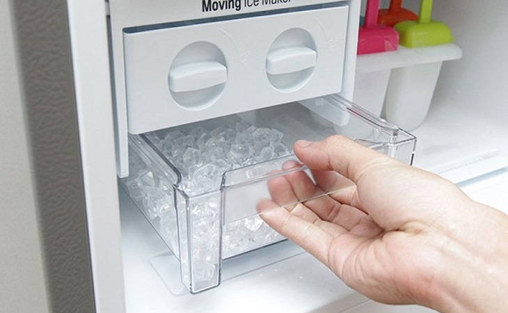 Bước 3: Bạn cần tháo lấy các khay đựng đá và ngăn đựng thức ăn ra ngoài