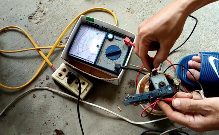 Do rơ-le xả không đóng sang tiếp điểm xả đá