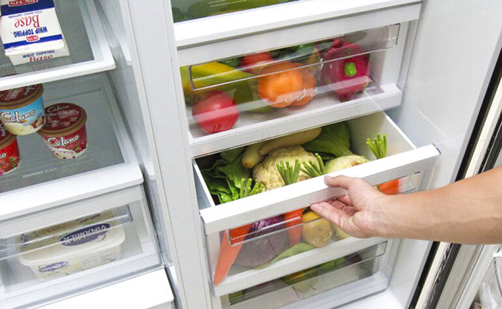 Bước 2: Lấy tất cả thực phẩm có trong tủ ra ngoài.