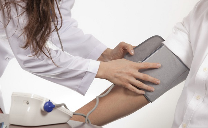 Máy đo huyết áp điện tử có chính xác không? Hướng dẫn đo máy huyết áp điện tử > Quấn vòng bít máy đo huyết áp không đúng cách sẽ cho kết quả sai lệch từ 5 - 50mmHg