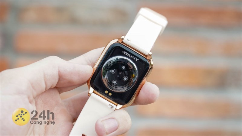 Mặt sau của BeFit BeU B3 với các cảm biến