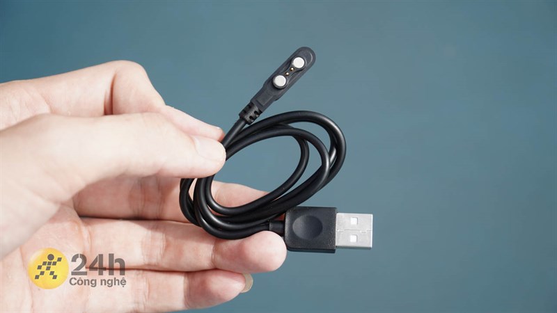 ...và một chiếc cáp sạc để nạp điện cho thiết bị.