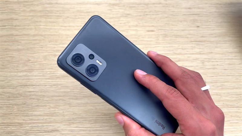Cụm camera trên Redmi Note 11T Pro được phối đồng màu với mặt lưng