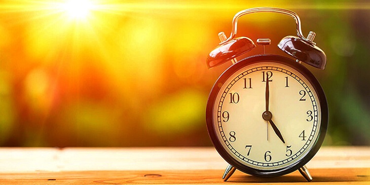 Thức khuya có tăng cân không? Nguyên nhân và cách rèn luyện thói quen ngủ sớm > Đặt đồng hồ báo thức ngủ sớm và dậy sớm