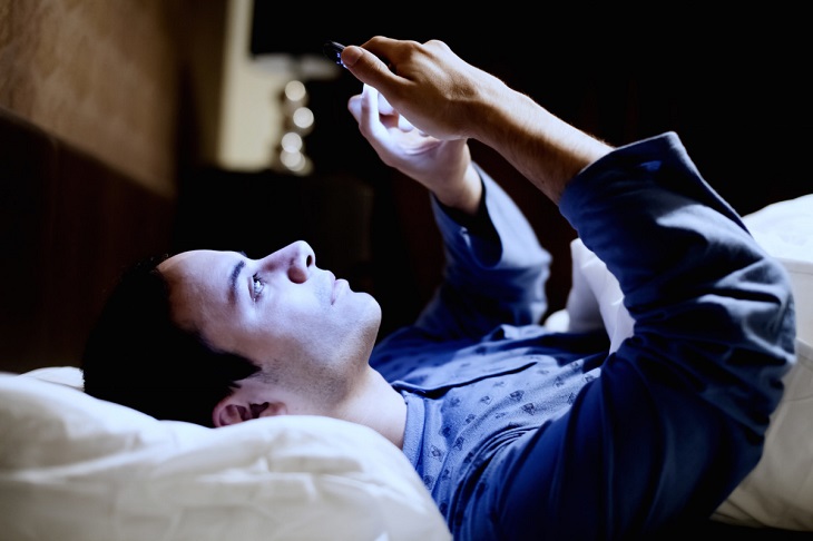 Thức khuya có tăng cân không? Nguyên nhân và cách rèn luyện thói quen ngủ sớm > Hạn chế để thiết bị điện tử trong phòng ngủ