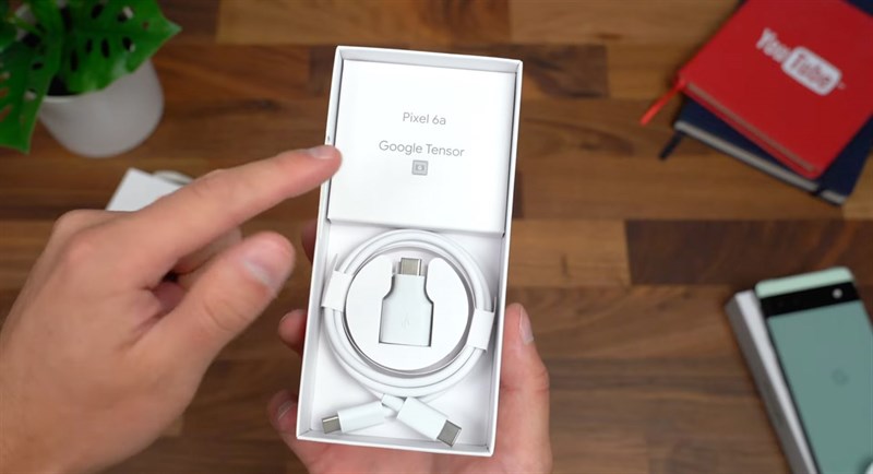 Khi mở ra thì bên trong hộp Pixel 6a sẽ có những phụ kiện này. Nguồn: Tim Schofield.