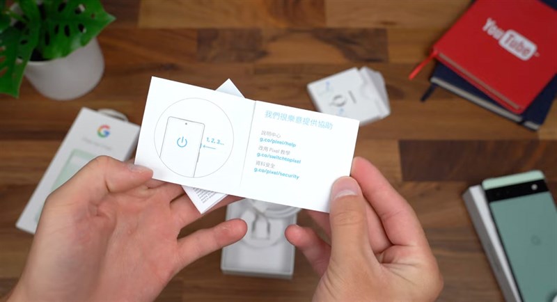 Bên trong hộp nhỏ còn có sách hướng dẫn sử dụng. Nguồn: Tim Schofield.