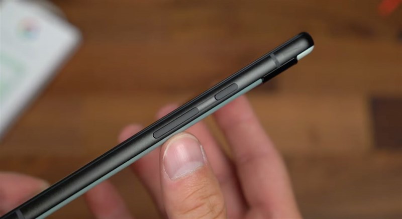 Cạnh phải của máy sẽ là nơi đặt nút nguồn cùng cụm phím tăng/giảm âm lượng. Nguồn: Tim Schofield.