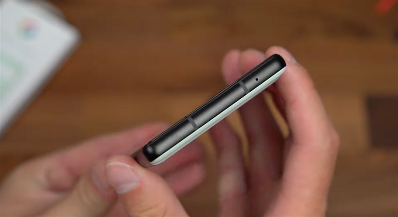 Cạnh trên của Pixel 6a sẽ có mic phụ cùng dải ăng ten bắt sóng. Nguồn: Tim Schofiled.