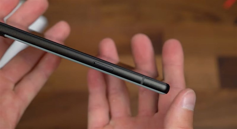 Cạnh trái sẽ là nơi đặt khay đựng SIM. Nguồn: Tim Schofield.