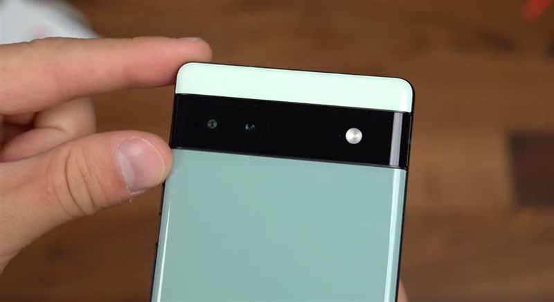 Google Pixel 6a sở hữu cụm camera kép ở mặt sau. Nguồn: Tim Schofiled.