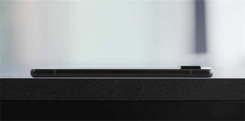 Google Pixel 6a có phần khung được làm từ nhôm. Nguồn: Marques Brownlee.