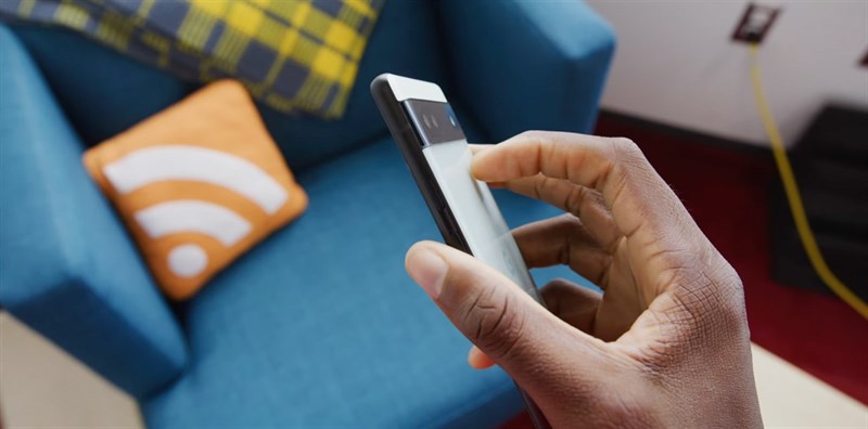 Do đó mà cảm giác cầm nắm máy trên tay sẽ không bị cấn bởi cụm camera sau nữa. Nguồn: Marques Brownlee.